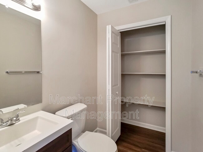 Building Photo - 106 E Bay Ct