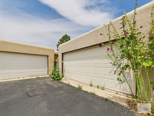 Building Photo - Two Bedroom Single Family Home Available Now!