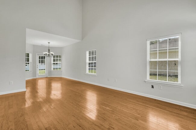 Building Photo - 145 Red Oak Dr