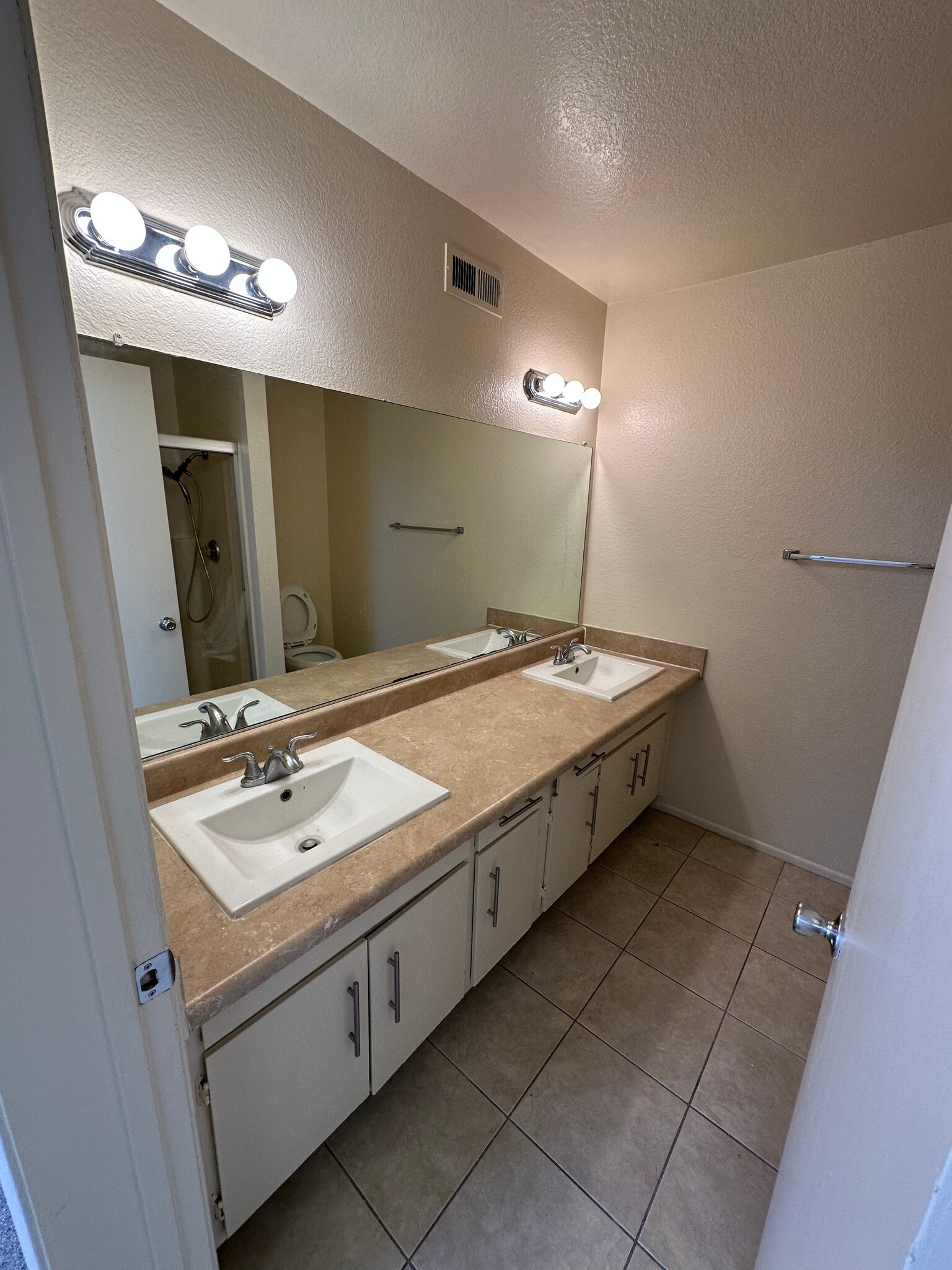 Building Photo - 2046 S Bon View Ave