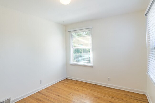 Building Photo - 2bd/1.75ba Seattle House