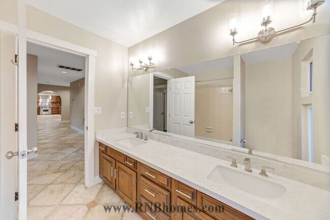 Building Photo - 4305 Whispering Oak Cir