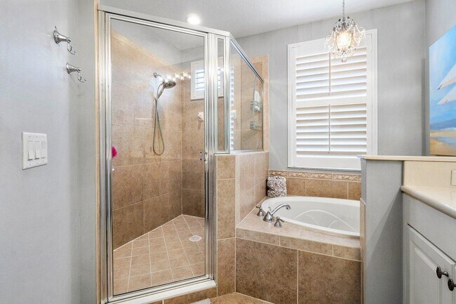 Building Photo - 11756 Valencia Gardens Ave