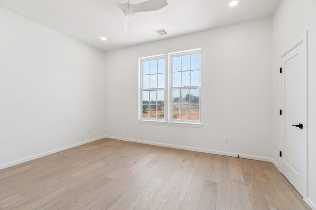 Building Photo - Minimalist Magic: 2-Bed Apartment Over Sel...