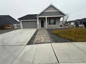 Building Photo - 303 Emerald Ave