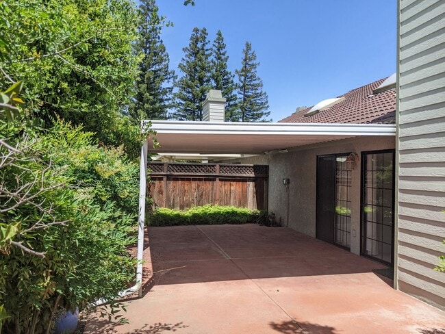 Building Photo - Spacious Bullard Court 2 bedroom 2 bathroo...
