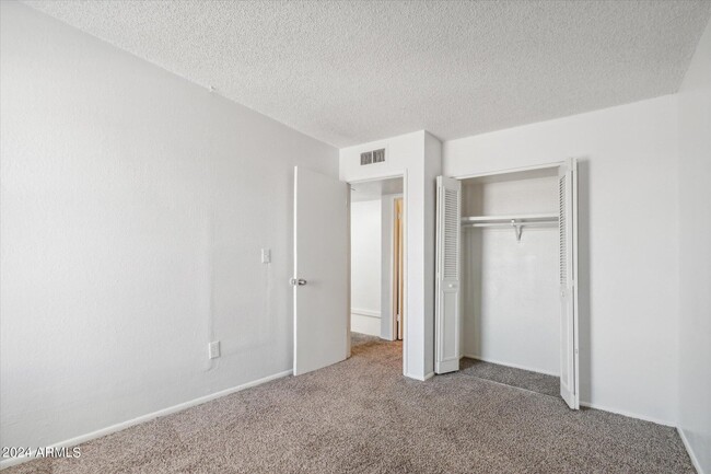 Building Photo - 4012 S 44th Pl
