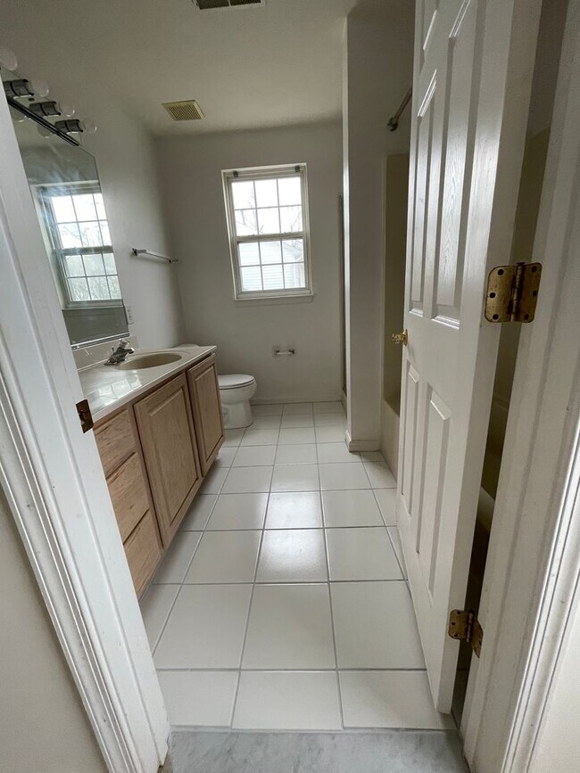 Building Photo - Spacious & Updated Home in the Heart of Hyattsville