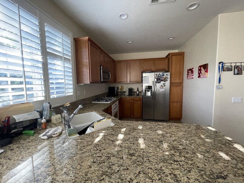 Large eat-in kitchen with granite counter, stainless steel appliances and tiles on the floor - 26019 Brinton Plz