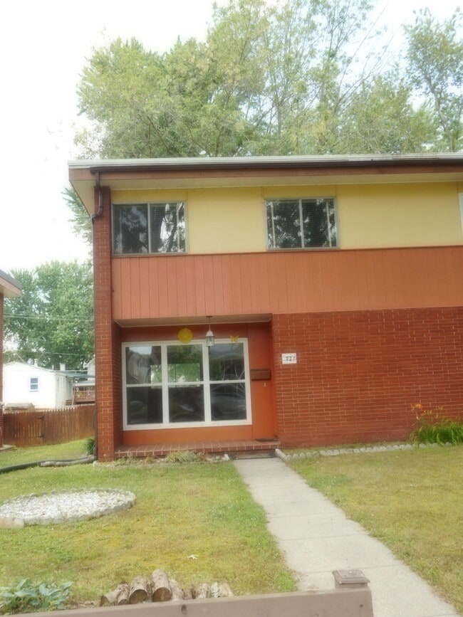Building Photo - 721 Lewis St