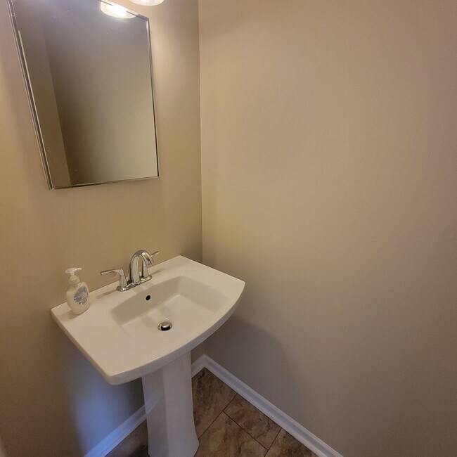 Building Photo - 2/1.5- Furnished- Short Term Available- Cookeville