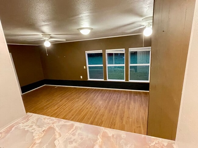 Building Photo - 605 E Main St