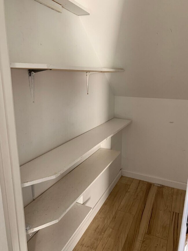 Building Photo - Two-bedroom Tri-Level Condo
