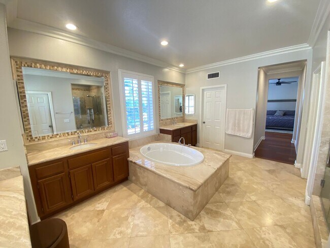 Building Photo - Luxurious 4 Bedroom Fullerton House For Re...