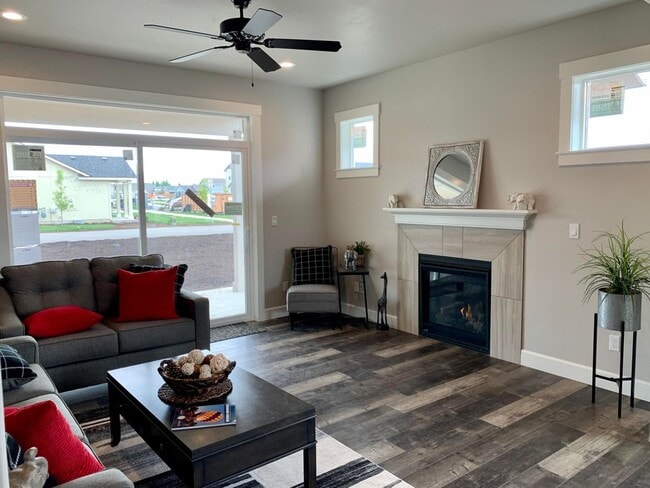 Building Photo - Beautiful Newer 4 Bedroom Home with A/C in Redmond!