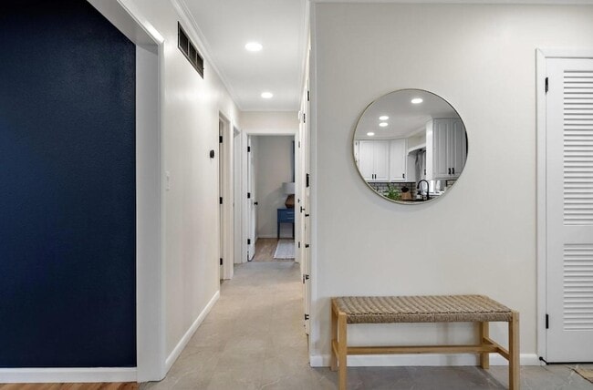 Building Photo - 1424 Vista Ln SW