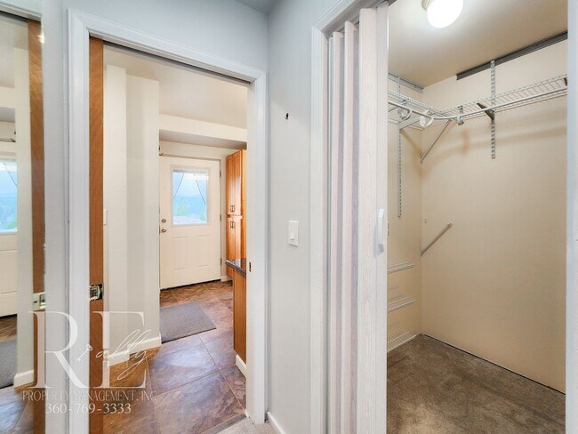 Building Photo - Modern Elegance Meets Tranquil Lakeside Living On Osprey Circle