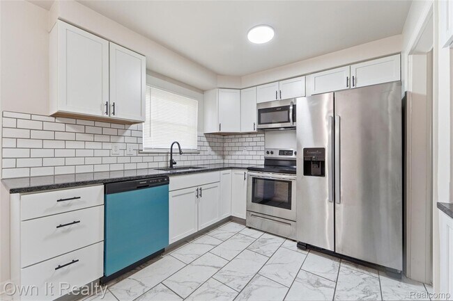 Building Photo - 24985 Mabray Ave