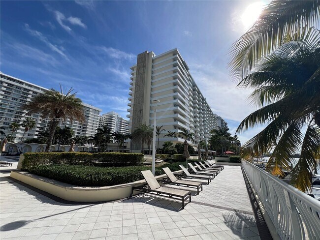 Building Photo - 5600 Collins Ave