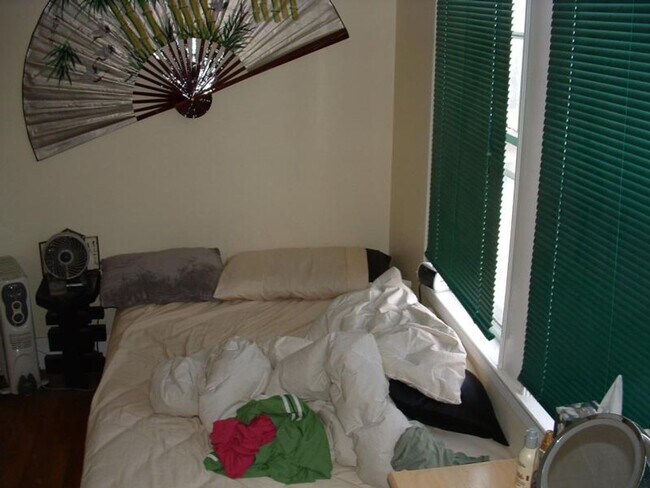 Building Photo - Pets-Friendly, Porch, Laundry on a Site, Parking for Rent, Yard