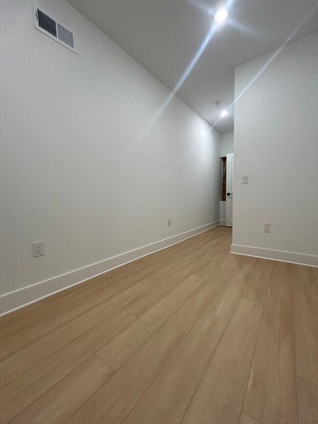 Building Photo - 612 N 39th St