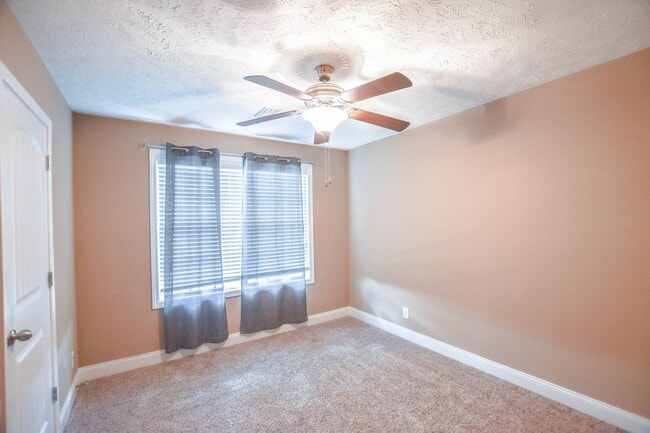 Building Photo - Pet Friendly in Fox Meadow!