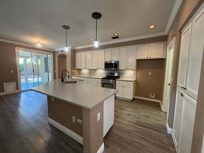 Building Photo - 139 Ainger Cir