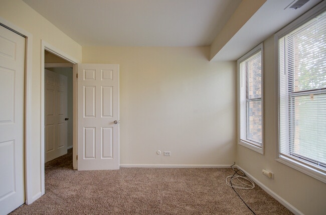 Building Photo - 2210 Country Club Dr