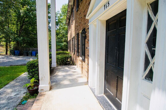 Building Photo - Spacious 2 Bedroom, 1 Bath - Available NOW!