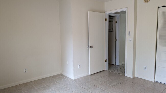 Building Photo - Serenola Manor 2848