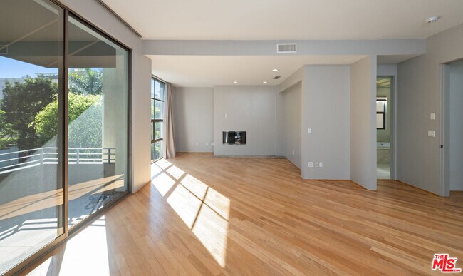 Building Photo - 143 Union Jack Mall