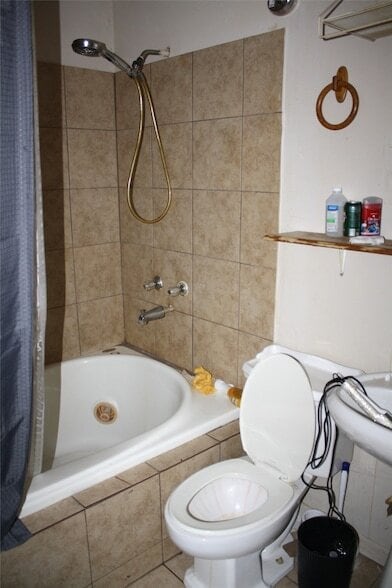 Building Photo - 423 Waller Dr