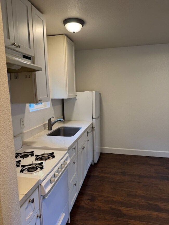 Building Photo - Clem Mora Rentals