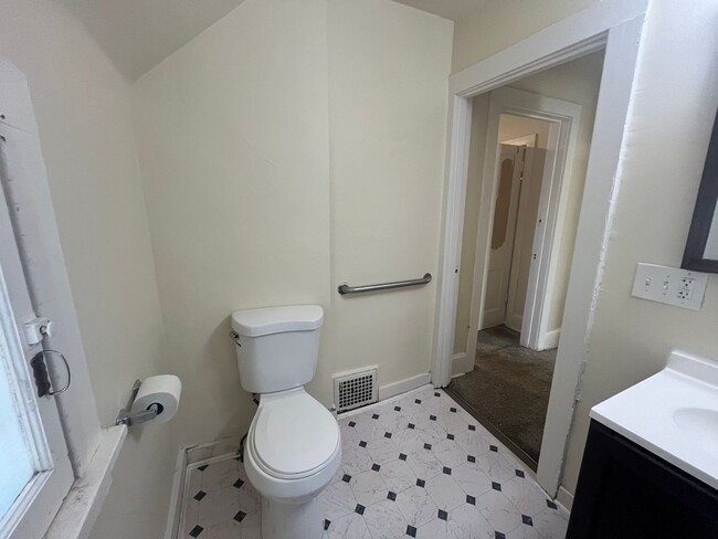 Building Photo - 2 BR/bonus room 1 bath home in West Sevent...