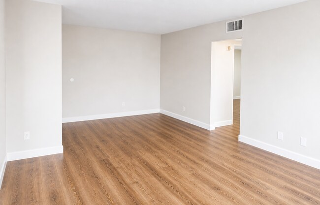 Building Photo - Remodeled Spacious 2BR/2BA in NoHo – Quiet 2nd Floor, Central A/C, 2 Parking Spaces