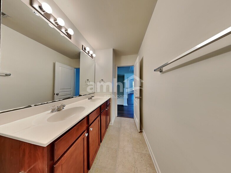 Building Photo - 8112 Hovingham Way