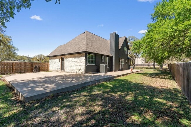 Building Photo - 312 Country Club Dr