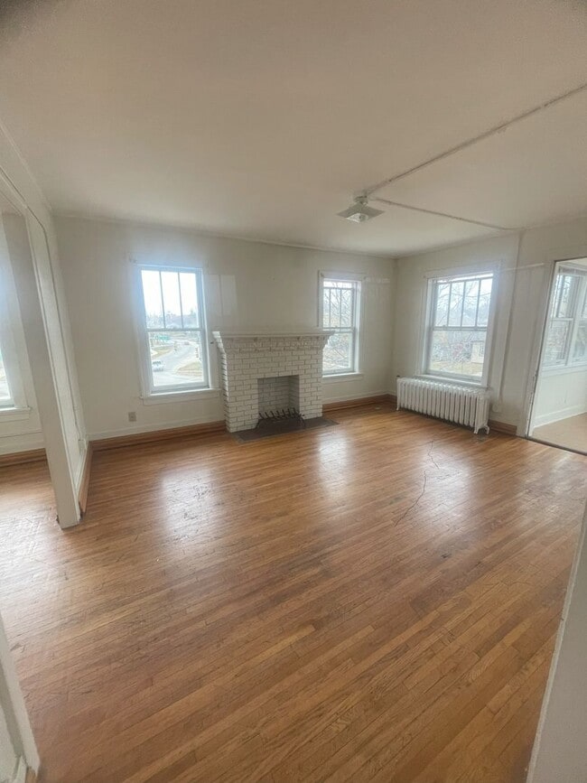 Building Photo - 811 W 4th St