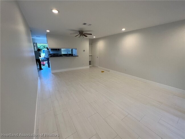 Building Photo - 113 Jasmine Ct