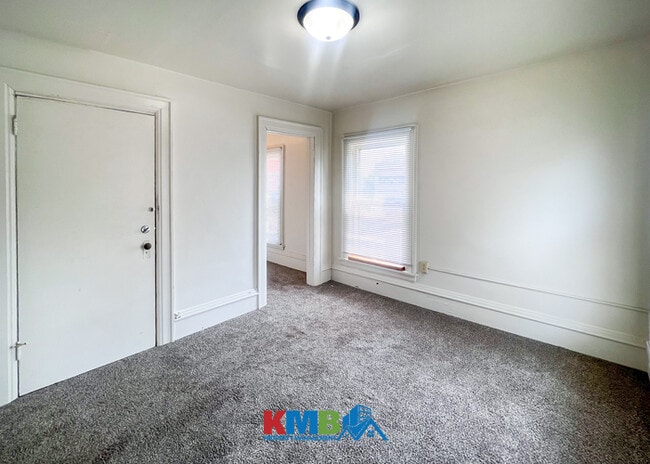 Building Photo - 125 N Van Buren St