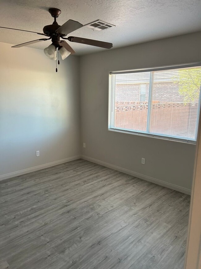 Building Photo - 3 Bedroom, 2 bath home in non HOA