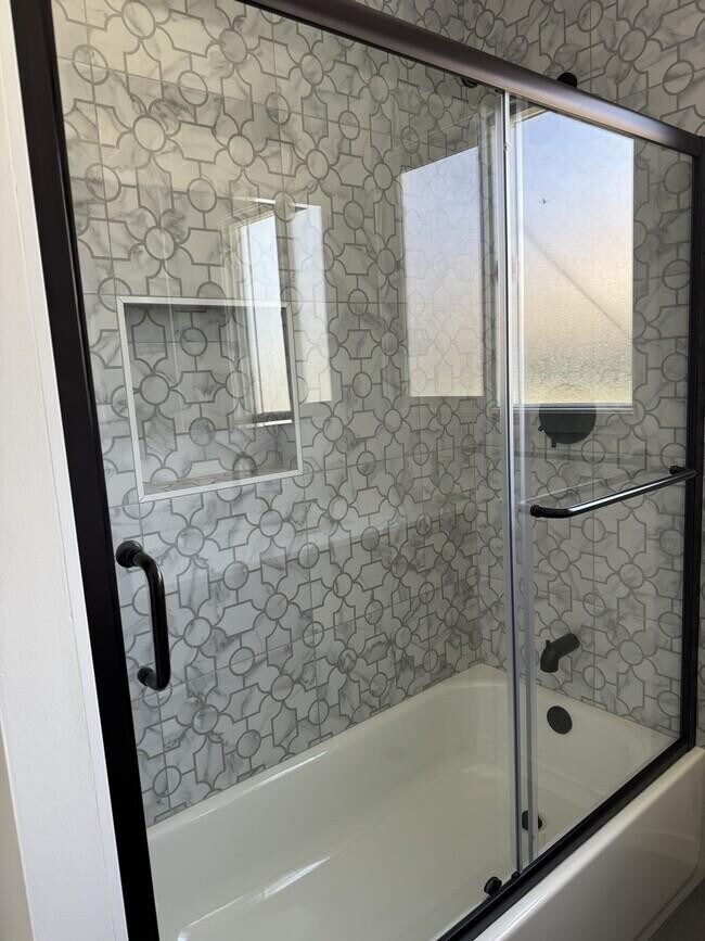 Building Photo - 535 Bayview Ave