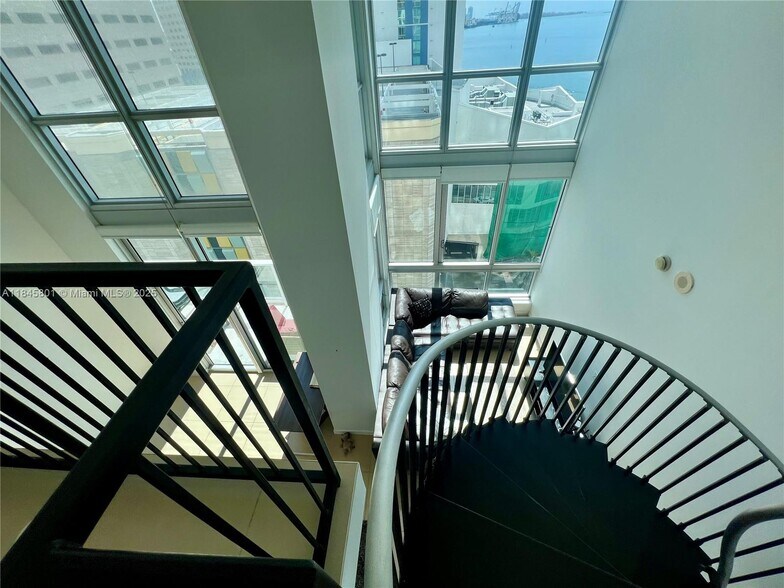 Building Photo - 300 S Biscayne Blvd