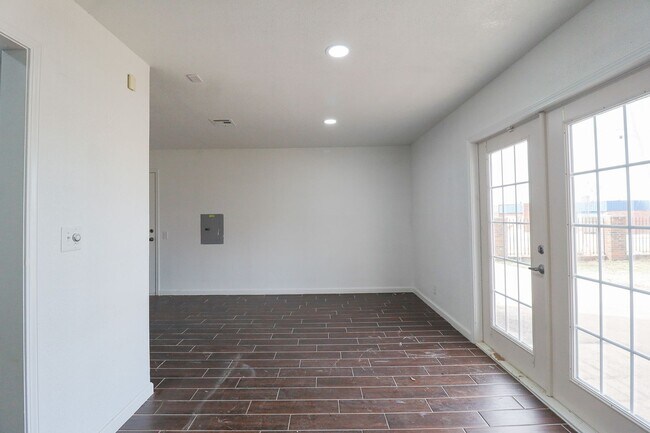 Building Photo - 4 Bed | 2 Bath in East Tulsa!