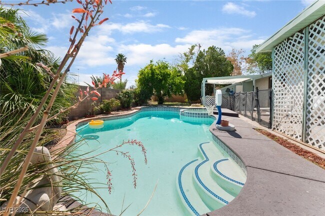 Building Photo - 6913 W Quail Hollow Dr