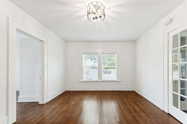 Building Photo - Tastefully updated duplex in the heart of ...