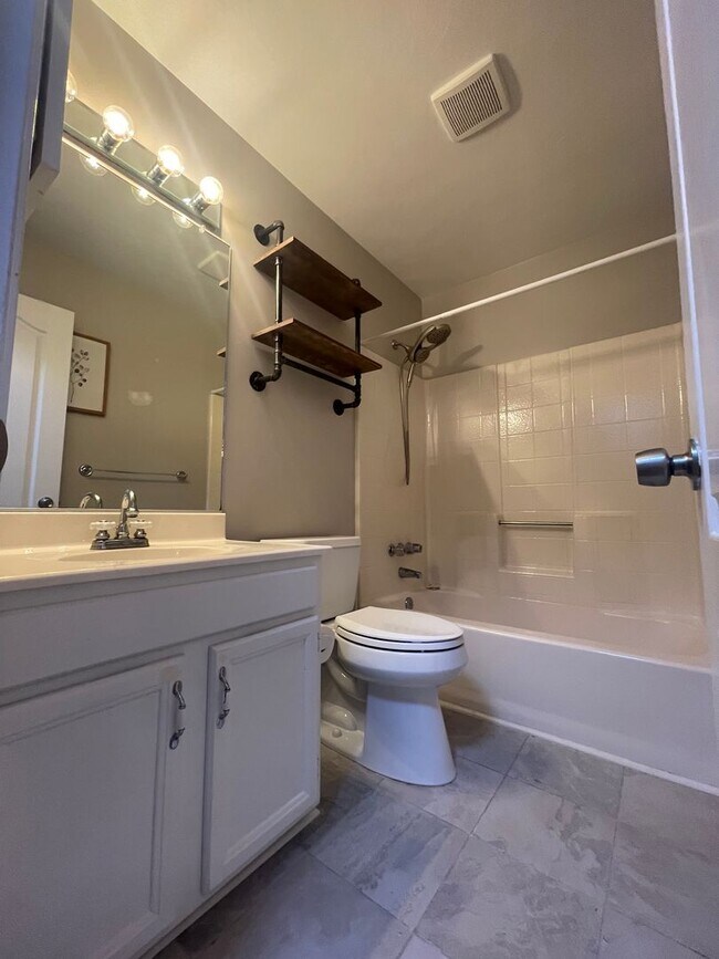 Building Photo - Beautiful home in Riverwalk