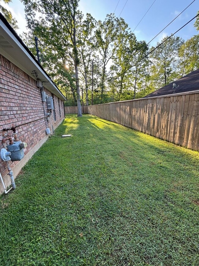 Building Photo - SPACIOUS HOME WITH FLEX ROOM