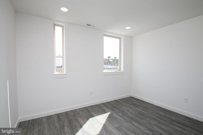 Building Photo - 13 Farson St