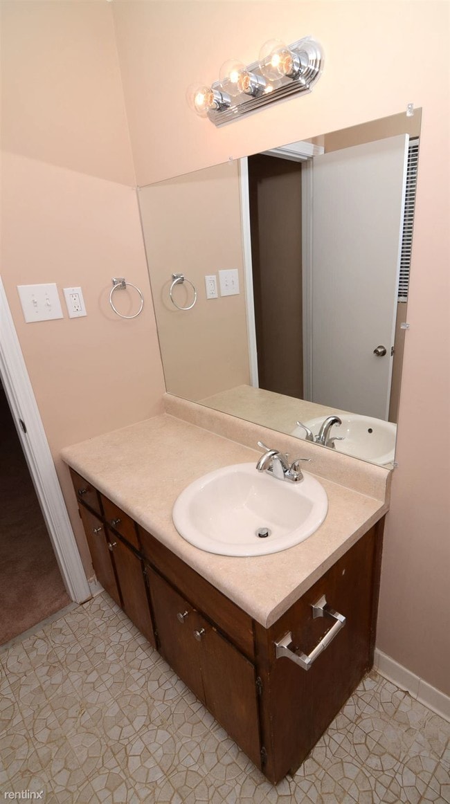 Building Photo - 3 br, 2 bath House - 233 Lucan Way